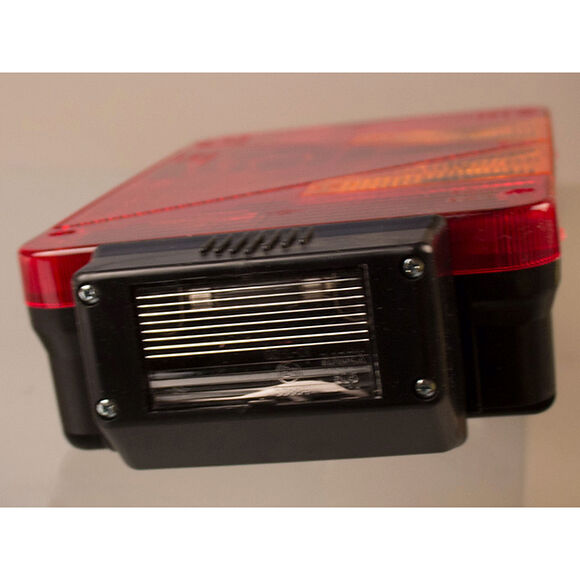 VALERYD Baklampa Radex Vä 220/250x140x60 med skyltbelysning och dimljus. Bajonettanslutn