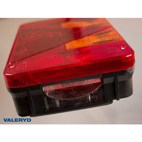 VALERYD Baklampa Radex Vä 220x140x60 med skyltbelysning och dimljus. Bajonettanslutning